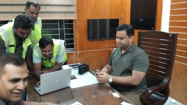 নাটোর রেলস্টেশন থেকে জার্মান পর্যটকের চুরি হওয়া ল্যাপটপটি উদ্ধার (ভিডিও)